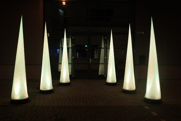 Compra pilares de luz en forma de cono de 2,5 m en línea en JB Hinchables España. Disponible en versiones estándar y en todas las formas y colores imaginables