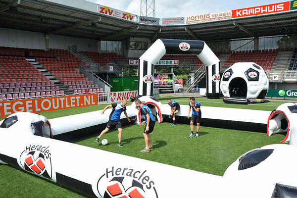 Ordene el tablero de fútbol hinchable Heracles para varios eventos. Compre un embarque de fútbol ahora en línea en JB Promotions España
