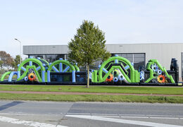 Compre una mega pista americana de 30 metros en los colores negro y verde para jóvenes y mayores. Ordene pistas americanas inflables ahora en línea en JB Hinchables España