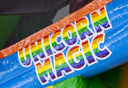 Castillo hinchable con temática de unicornio con tobogán, pilares en la superficie de salto y llamativos objetos en 3D para niños. Compre castillos hinchables en línea en JB Hinchables España