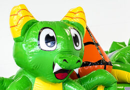 Castillo hinchable con temática de dragones con tobogán, objetos divertidos en la superficie de salto y llamativos objetos en 3D para niños. Compre castillos hinchables en línea en JB Hinchables España