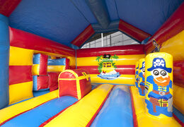 Ordene castillo hinchable multifuncional cubierto con tobogán en tema pirata con objeto 3D en la parte superior para niños pequeños y mayores. Compre castillos hinchables en línea en JB Hinchables España