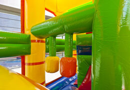 Castillo hinchable de leones multijugador con tobogán, pilares en la superficie de salto y llamativos objetos en 3D para niños. Ordene castillos hinchables en línea en JB Hinchables España