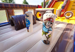 Consigue tu gran tobogán inflable Pirate world con obstáculos en 3D para niños. Ordene toboganes inflables ahora en línea en JB Hinchables España
