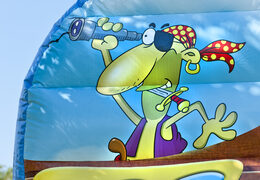 Mega tobogán inflable en el tema Mundo de los piratas con obstáculos en 3D para niños. Compre toboganes inflables ahora en línea en JB Hinchables España