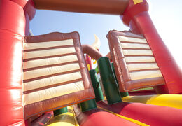 Ordene una pista americana inflable de 17 metros de ancho con un tema de vaquero con 7 elementos de juego y objetos coloridos para niños. Compre pistas americanas inflables en línea ahora en JB Hinchables España