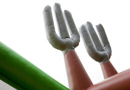 Pista americana única de 17 metros de ancho en un tema de granja con 7 elementos de juego y objetos coloridos para niños. Compre pistas americanas inflables en línea ahora en JB Hinchables España