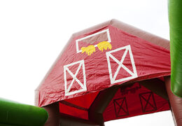 Ordene una pista americana inflable de 17 metros de ancho con un tema de granja para niños. Compre pistas americanas inflables en línea ahora en JB Hinchables España