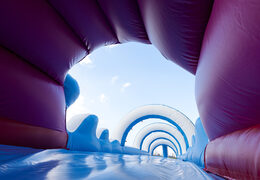 Ordene un tobogán inflable para el vientre de 18 m de largo con tema de tiburón para niños. Compre toboganes hinchables ahora en línea en JB Hinchables España