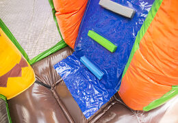 Castillo hinchable Multiplay Dinoworld con tobogán, divertidos objetos en la superficie de salto y sorprendentes objetos 3D para niños. Compre castillos hinchables en línea en JB Hinchables España