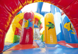 Ordene el castillo hinchable mediano de tiburones con tobogán para niños. Compre castillos hinchables en línea en JB Hinchables España