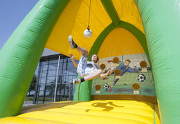 Obtenga una atracción tiro elevado fútbol adecuada para jóvenes y mayores, grandes y pequeños. Compre la atracción inflable de fútbol kick arena en línea ahora en JB Hinchables España