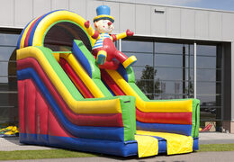 Tobogán multifuncional único en el tema del payaso con una piscina de chapoteo, un objeto 3D impresionante, colores frescos y los obstáculos 3D para los niños. Compre toboganes inflables ahora en línea en JB Hinchables España