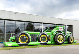 Ordene una pista americana única de 17 metros de ancho con tema de tractor para niños. Compre pistas americanas inflables en línea ahora en JB Hinchables España