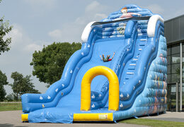 Compre un tobogán inflable con temática de olas con superficie deslizante ondulada y divertidos estampados del mundo submarino para niños. Ordene toboganes inflables ahora en línea en JB Hinchables España