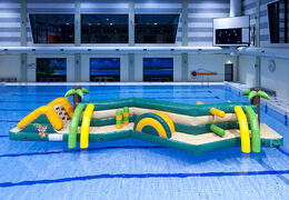 Compre una carrera de obstáculos inflable doble Zig Zag única en el tema de la jungla para jóvenes y mayores. Ordene juegos de piscina inflables ahora en línea en JB Hinchables España