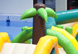 Ordene una carrera de obstáculos de piscina con el tema de la jungla doble Zig Zag para jóvenes y mayores. Compra atracciones acuáticas hinchables online ahora en JB Hinchables España