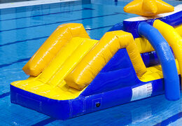 Ordene una carrera de obstáculos de piscina doble Zig Zag Zee para jóvenes y mayores. Compra atracciones acuáticas hinchables online ahora en JB Hinchables España