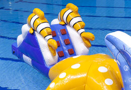 El mundo submarino de la carrera de obstáculos se ejecuta con divertidos objetos 3D para jóvenes y mayores. Compra atracciones acuáticas hinchables online ahora en JB Hinchables España