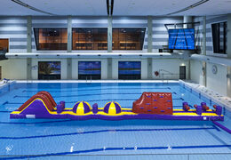 Compre una carrera de asalto XL inflable única de 17 metros de largo con varios objetos emocionantes para jóvenes y mayores. Ordene juegos de piscina inflables ahora en línea en JB Hinchables España