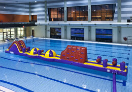 Carrera de obstáculos Adventure Mega Run XL de 17 metros de largo en un diseño único con varios objetos emocionantes para jóvenes y mayores. Comprar carreras de obstáculos para piscinas hinchables online ahora en JB Hinchables España