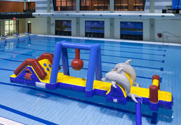 Ordene la carrera marina de obstáculos acuáticos con delfines en 3D y estampados geniales para jóvenes y mayores. Comprar carreras de obstáculos hinchables online ahora en JB Hinchables España