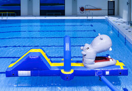 Ordene la carrera de obstáculos de diapositivas hippo run con objetos divertidos para jóvenes y mayores. Comprar carreras de obstáculos hinchables online ahora en JB Hinchables España