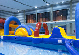 Compre Obstacle Run inflable con tema de cangrejo con objetos de obstáculos desafiantes para jóvenes y mayores. Ordene atracciones acuáticas inflables ahora en línea en JB Hinchables España