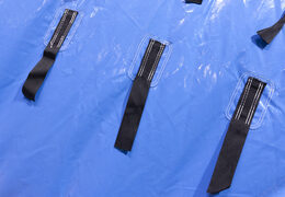 Carrera de obstáculos acuáticos con dos paredes de escalada, un objeto de equilibrio, una torre de péndulo y un tobogán para jóvenes y mayores. Comprar carreras de obstáculos para piscinas hinchables online ahora en JB Hinchables España