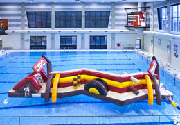 Obtenga un curso de asalto de piscina pirata Zig Zag inflable doble hermético para jóvenes y mayores. Ordene carreras de obstáculos inflables en línea ahora en JB Hinchables España