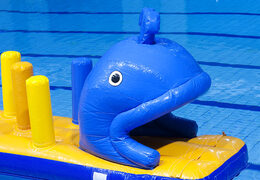 Pista de asalto inflable para carreras de ballenas con divertidos obstáculos en 3D para jóvenes y mayores. Ordene carreras de obstáculos inflables en línea ahora en JB Hinchables España