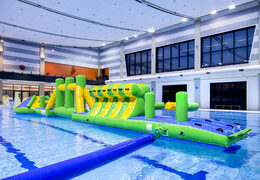 Piscina hinchable de 16 m verde/azul de aventura con obstáculos desafiantes y tobogán redondo para jóvenes y mayores. Ordene juegos de piscina inflables ahora en línea en JB Hinchables España