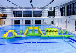 Tobogán de aventura en la piscina, carrera verde/azul de 16 m con obstáculos desafiantes y tobogán redondo para jóvenes y mayores. Compra atracciones acuáticas hinchables online ahora en JB Hinchables España