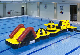 Piscina inflable de carrera de aventura con objetos de obstáculos desafiantes para jóvenes y mayores. Ordene juegos de piscina inflables ahora en línea en JB Hinchables España