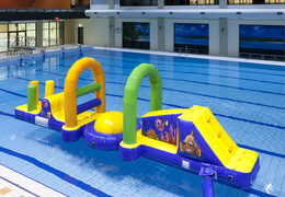 Obtenga una aventura inflable hermética en el mundo marino para jóvenes y adultos por igual. Ordene juegos de piscina inflables ahora en línea en JB Hinchables España