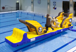 Barco pirata hinchable que recorre una carrera de obstáculos con divertidos objetos para grandes y pequeños. Ordene carreras de obstáculos inflables en línea ahora en JB Hinchables España