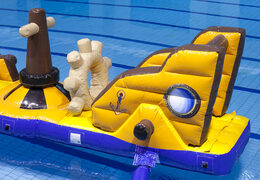 Deslice la carrera de obstáculos del barco pirata con objetos divertidos para jóvenes y mayores. Comprar carreras de obstáculos hinchables online ahora en JB Hinchables España