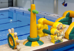 Ordene un barco inflable con tema de safari para jóvenes y mayores. Compra atracciones acuáticas hinchables online ahora en JB Hinchables España