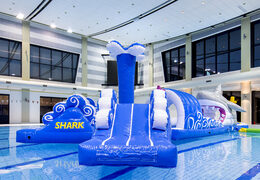 Compre una pista de asalto inflable de carrera de tiburones de 13 metros de largo en un diseño único con divertidos objetos en 3D y no menos de 2 toboganes para jóvenes y mayores. Ordene atracciones acuáticas inflables ahora en línea en JB Hinchables España
