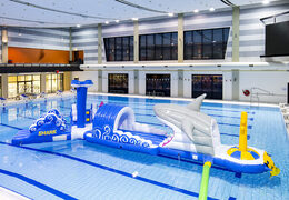 Ordene la carrera de tiburones de carrera de obstáculos de 13 metros de largo en un diseño único con objetos divertidos en 3D y no menos de 2 toboganes para jóvenes y mayores. Comprar carreras de obstáculos para piscinas hinchables online ahora en JB Hinchables España