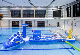 Ordene un curso de asalto de piscina inflable de carrera de tiburones de 13 metros de largo en un diseño único con objetos divertidos en 3D y no menos de 2 toboganes para niños. Comprar carreras de obstáculos hinchables online ahora en JB Hinchables España