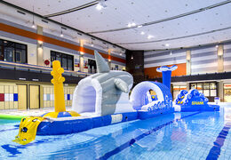Ordene una carrera de obstáculos de piscina de 13 metros de largo con un diseño único con divertidos objetos en 3D y no menos de 2 toboganes para jóvenes y mayores. Compra atracciones acuáticas hinchables online ahora en JB Hinchables España