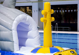 Storm track shark run 13 metros en un diseño único con divertidos objetos 3D y no menos de 2 toboganes para jóvenes y mayores. Comprar carreras de obstáculos para piscinas hinchables online ahora en JB Hinchables España