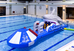 Ordene un tobogán inflable con temática de tiburón para jóvenes y mayores. Compra atracciones acuáticas hinchables online ahora en JB Hinchables España