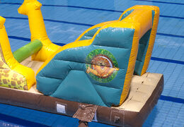 Ordene un barco inflable con un tema de jungla para jóvenes y mayores. Compra atracciones acuáticas hinchables online ahora en JB Hinchables España