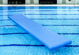 Compra una bonita colchoneta de agua hermética de 10 metros de largo tanto para pequeños como para mayores. Ordene carreras de obstáculos inflables en línea ahora en JB Hinchables España