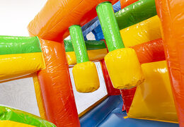 Castillo hinchable para fiestas multijugador con tobogán, objetos divertidos en la superficie de salto y llamativos objetos en 3D para niños. Ordene castillos hinchables en línea en  JB Hinchables España