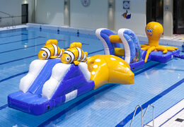 Ordene un curso de asalto inflable para correr por el mundo submarino con divertidos objetos 3D para jóvenes y mayores. Comprar carreras de obstáculos hinchables online ahora en JB Hinchables España