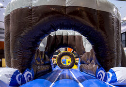 Genial isla de juegos con temática pirata con una enredadera, una torre para escalar, un tobogán redondo y obstáculos para jóvenes y mayores. Ordene juegos de piscina inflables ahora en línea en JB Hinchables España