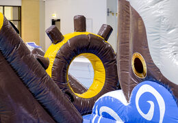 Espectacular isla de juegos con temática pirata con enredadera, torre de escalada, tobogán redondo y obstáculos para grandes y pequeños. Compra online juegos de piscina hinchables ahora en JB Hinchables España